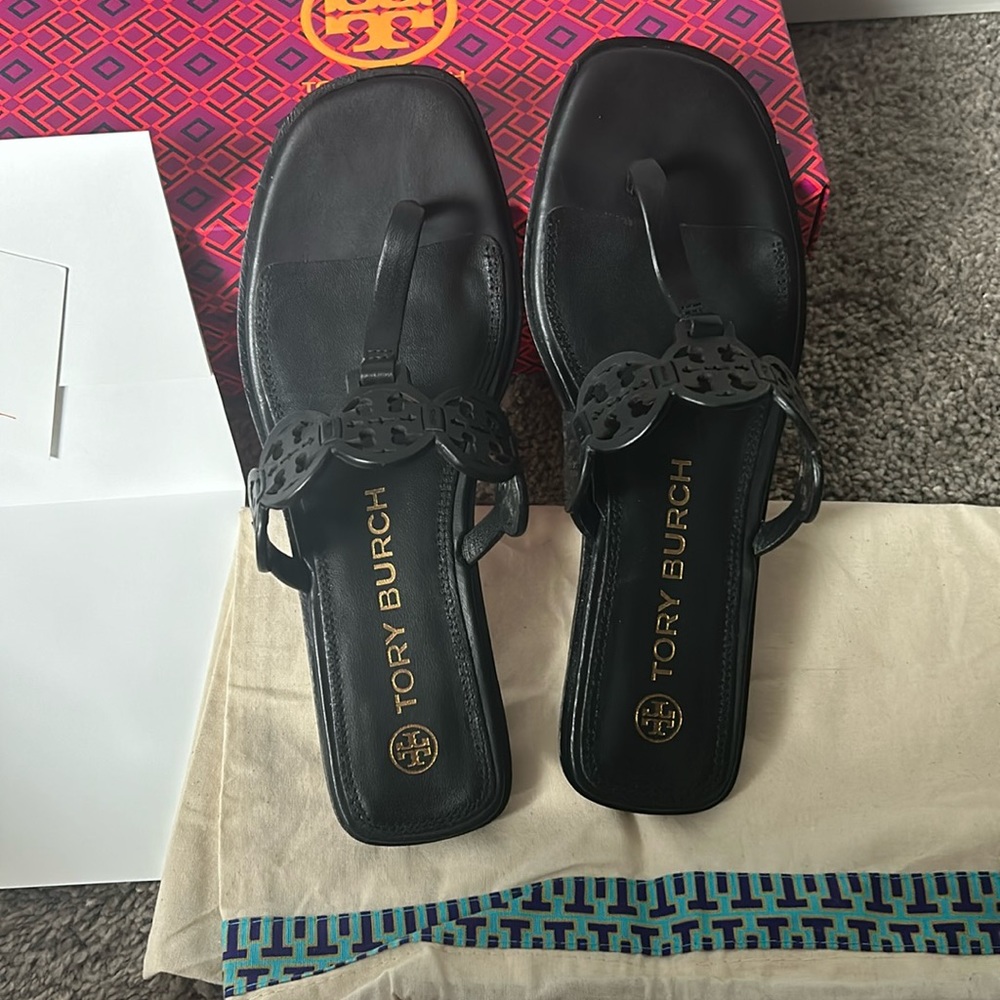 Like new Tory Burch slide sandal. Black size 8 1/2.